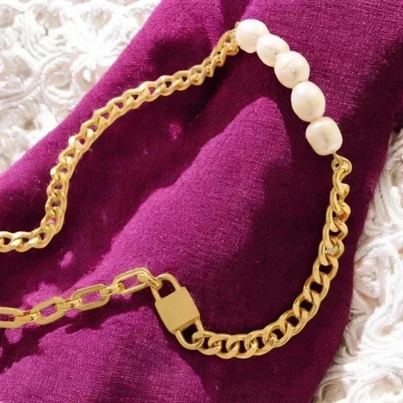 🆕️18K Gold Plated Chain Necklace with Freshwater Pearls & Padlock Charm ✨ - Picture 10 of 13